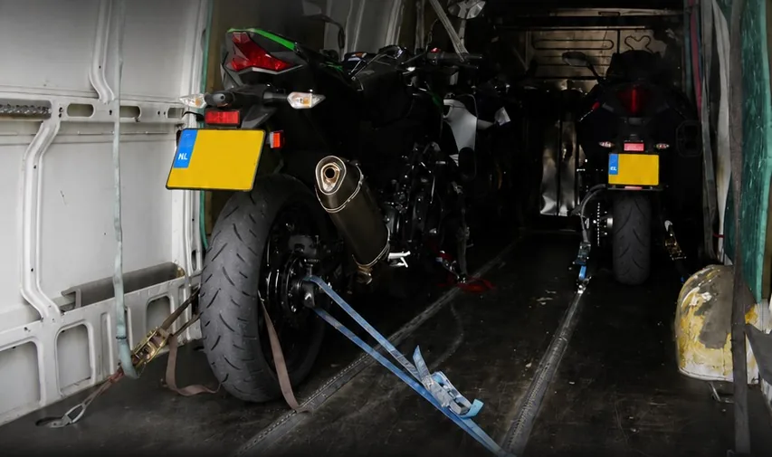 Motoren vastgezet in een gesloten transportbus voor motortransport door Europa